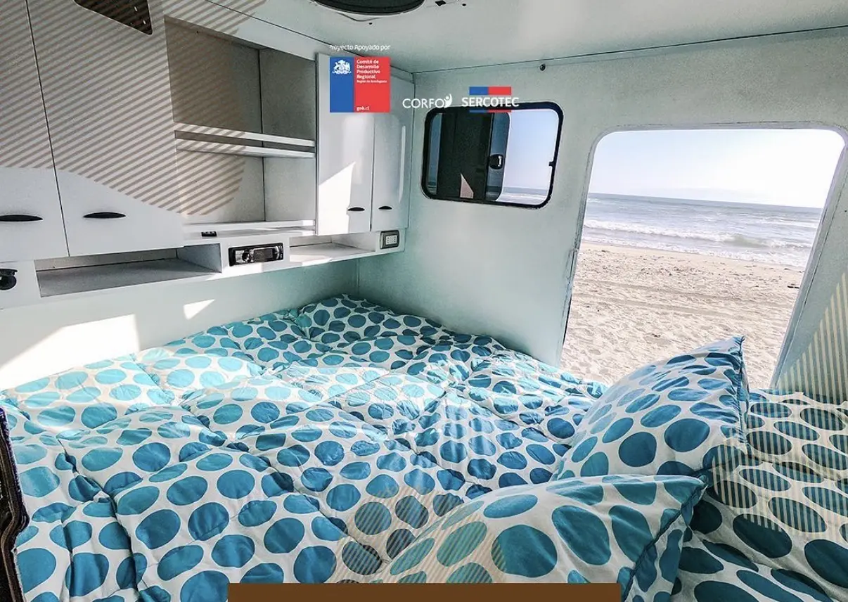 Interior y cama de ChileCamp frente al mar